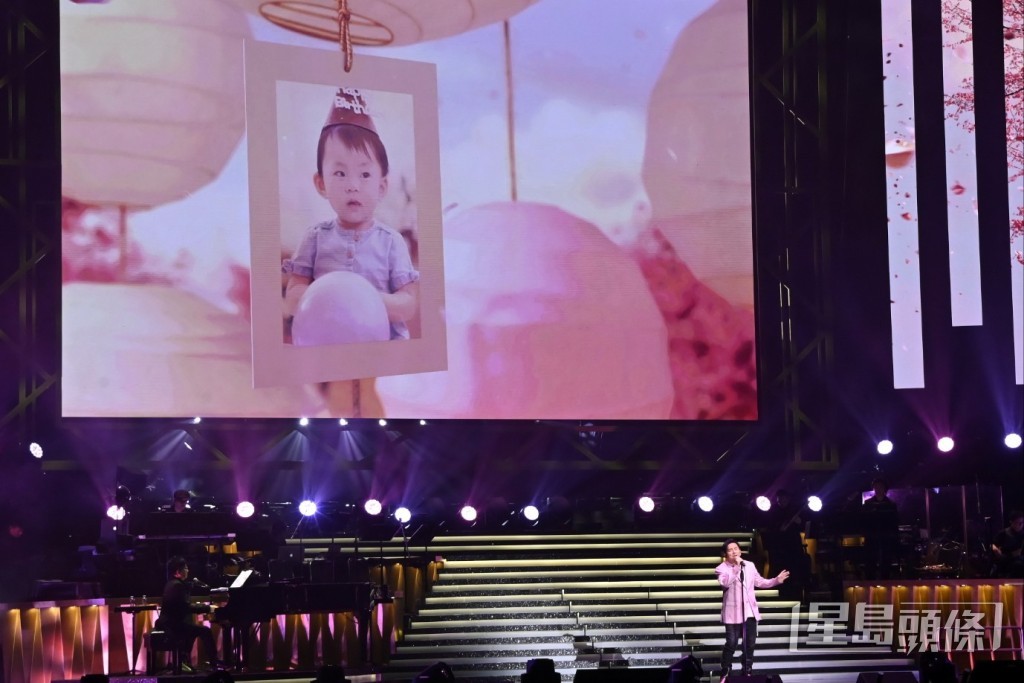 吕方演唱一曲《养你一世》时,萤幕播出多张他与女儿以及一家三口照片。