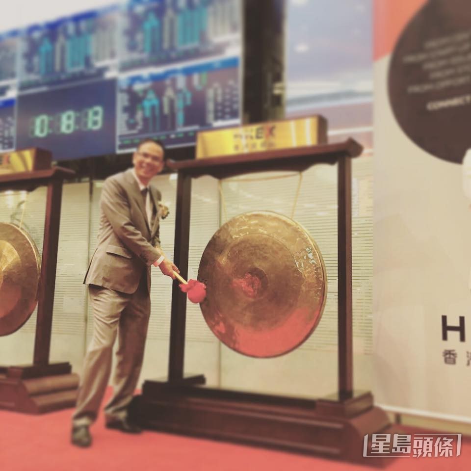 黃爸爸的公司早年上市。