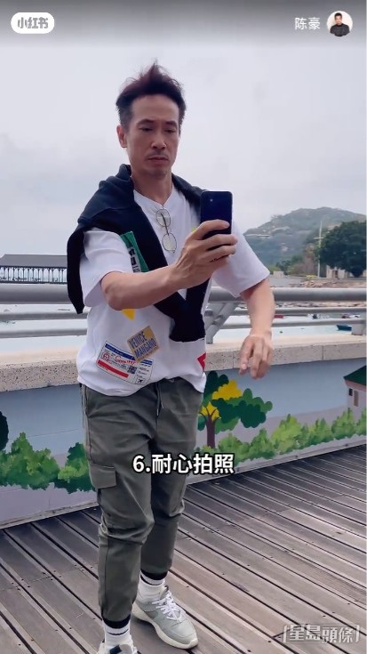 睇見陳豪揸機手勢，網民嘲笑他的專業不在拍照上。