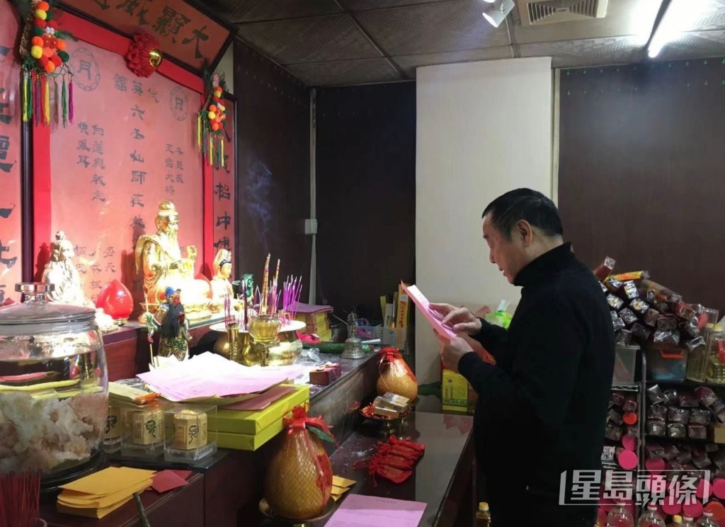 司徒法正其實在約40歲才轉做風水師,早年曾任警察、的士司機,有指早在80年代已怒炒的士牌,勁賺逾3,000萬。雖然早年曾大賺,但因市道轉差令他一舖清袋,後來轉做風水師賺到盤滿鉢滿。