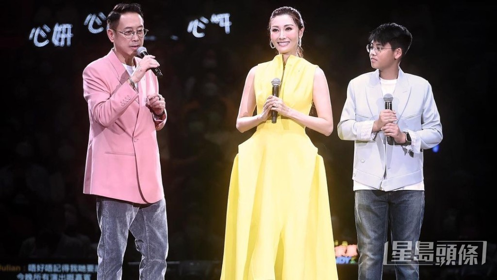 一家三口好幸福。