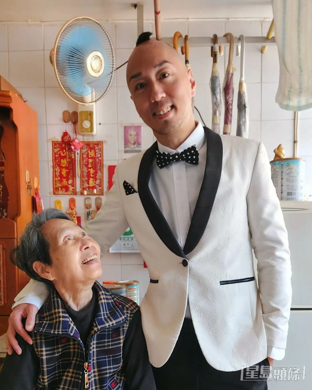 近年不少藝人北上發展，戴耀明卻因為要獨力照顧已經年逾80歲的老母而放棄機會，選擇留港繼續拍劇。