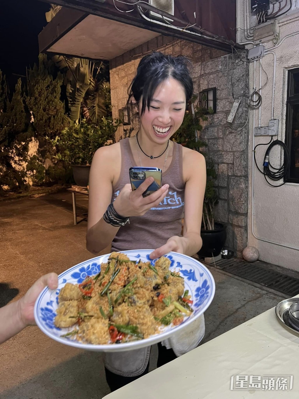 呂康玲4年前找名師學廚，是因為呂康玲喜歡拋鑊的感覺，女子要拋起重重的鑊並不易，可見她臂力強勁！