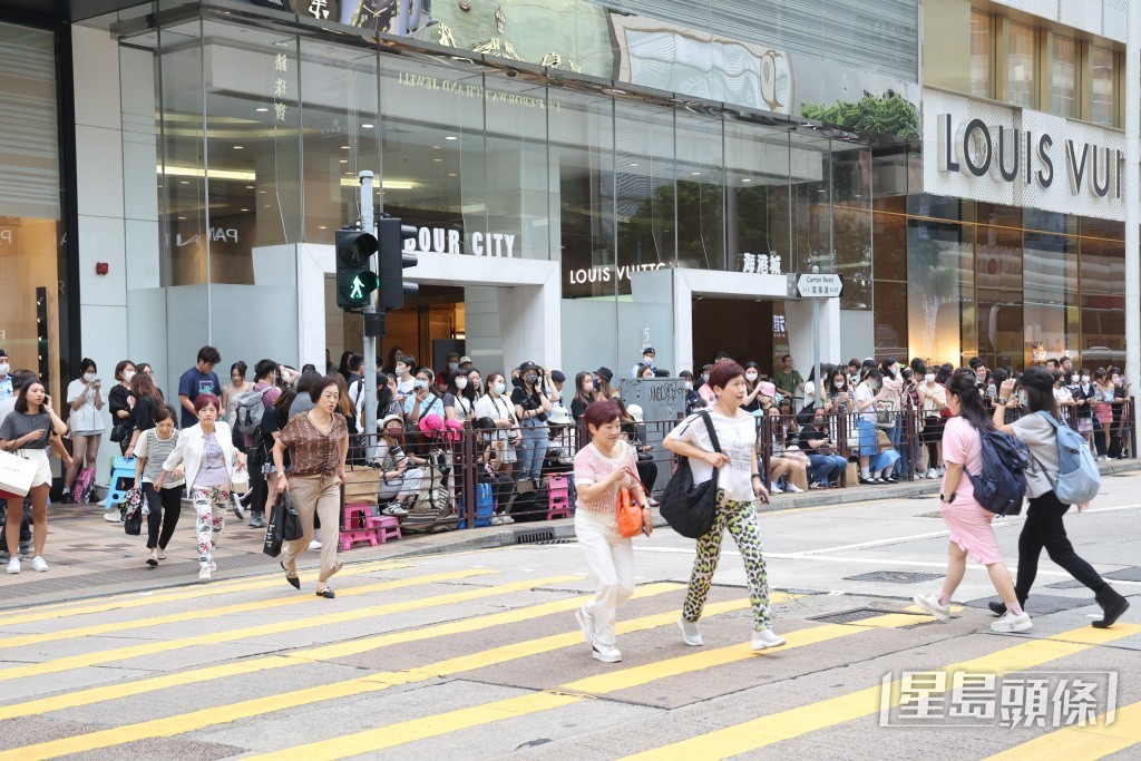 数百粉丝逼爆北京道、广东道交界。
