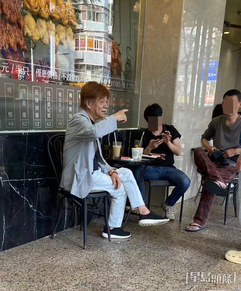 網民最關心的並非梁小龍的健康狀況,而是他頭上濃密蓬鬆的金髮。