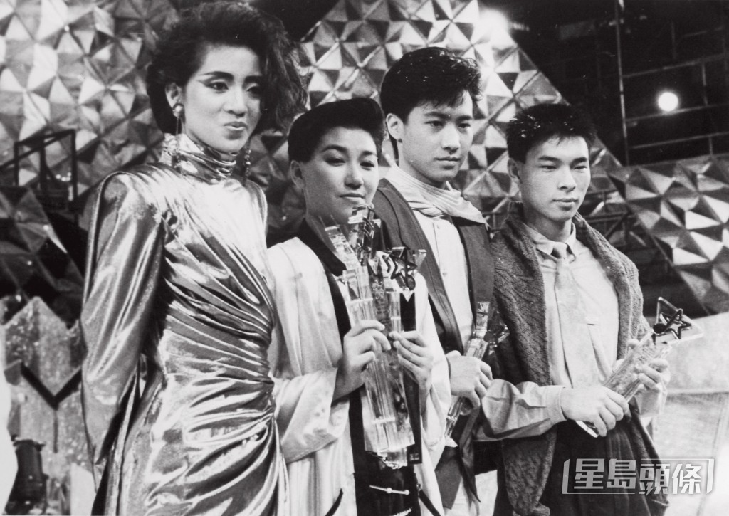 许志安在1986年参加新秀获得亚军入行，冠军为已经淡出的文佩玲，季军是四大天王黎明！后来许志安更获得梅艳芳赏识，成为天后的徒弟。