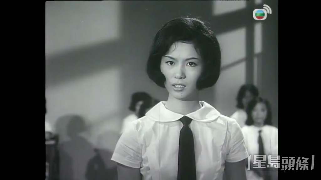 1966年的《播音王子》飾演學生妹。
