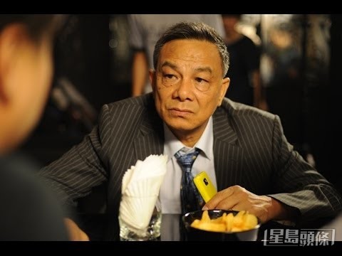 而最後一個街坊關偉倫是實力派甘草,今年已經71歲的他入行51年!1971年他參加邵氏與無綫電視合辦的「演員訓練中心」第一期訓練班(電影組),初期曾拍過《民間傳奇》、《清宮殘夢》等劇。四年後簽約亞視前身麗的電視,《秦始皇》、《皇家檔案》、《再見艷陽天》到《縱橫天下》等劇都有份演出。至2012年離開亞視轉投香港電視,重頭劇《選戰》、《導火新聞線》亦有見到他的蹤影。後來港視不獲發牌照,他轉投無綫,不過數年間亦是演只得幾句對的閒角路人。