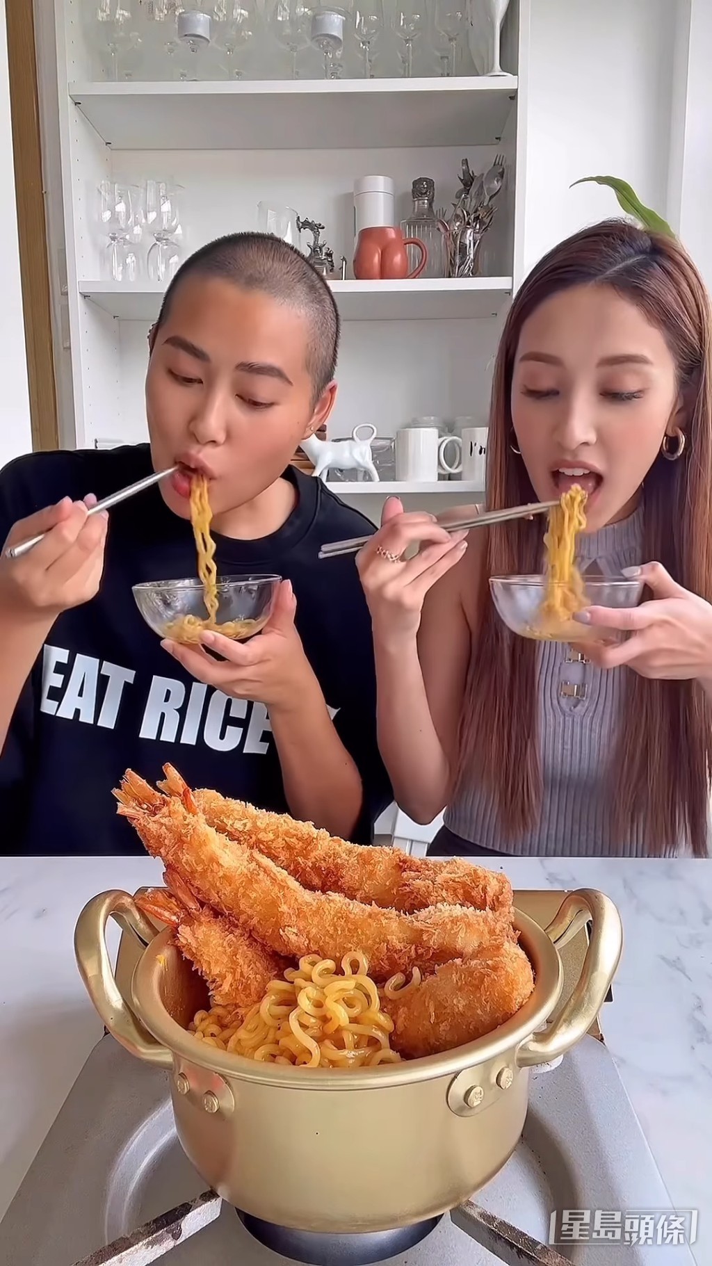 两人一同品尝美食。