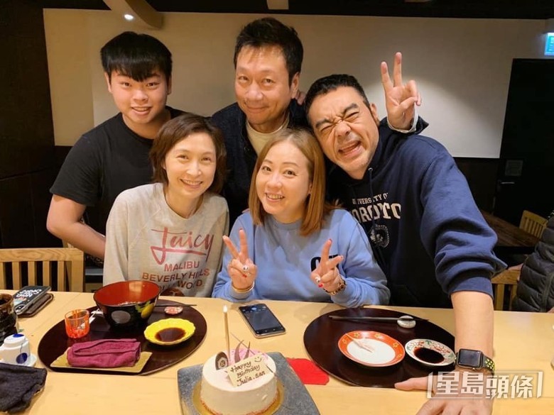 郭藹明（前左）的近況要透露其朋友圈才曝光。