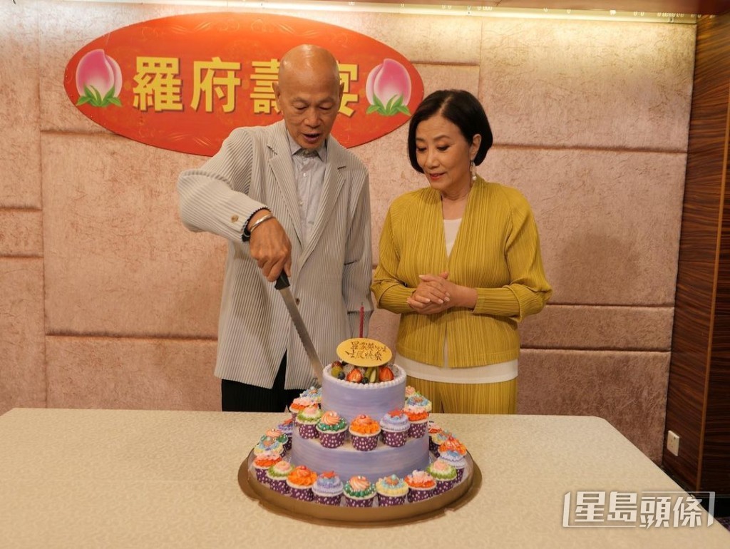同羅家英都有三宅一生情侶裝！