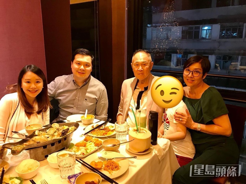 趙式浩曾與太太、與前女友的兒子、父親趙世曾、母親盈盈一同食飯。