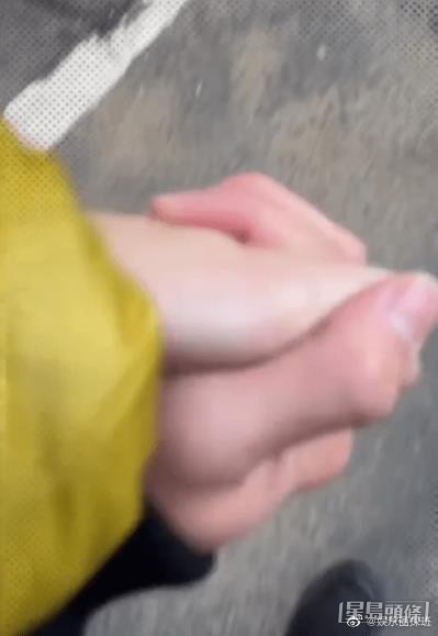 不少網民都認為該男子的手非常大,相信是一名成年男子,網上即時傳出張栢芝疑有新戀情的消息。