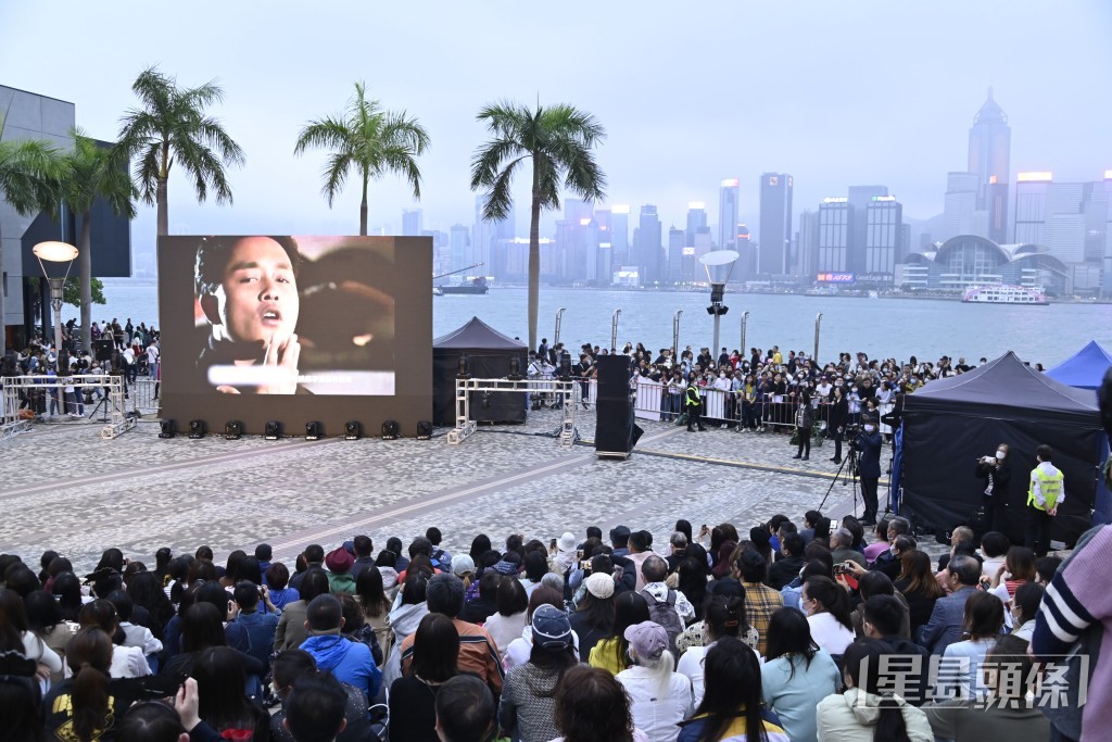 除了長樓梯,文化中心外圍亦企滿哥迷。