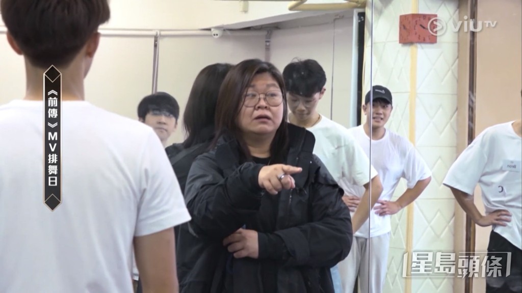 到了主題曲MV排舞當日,花姐睇完表演後直言質素差。