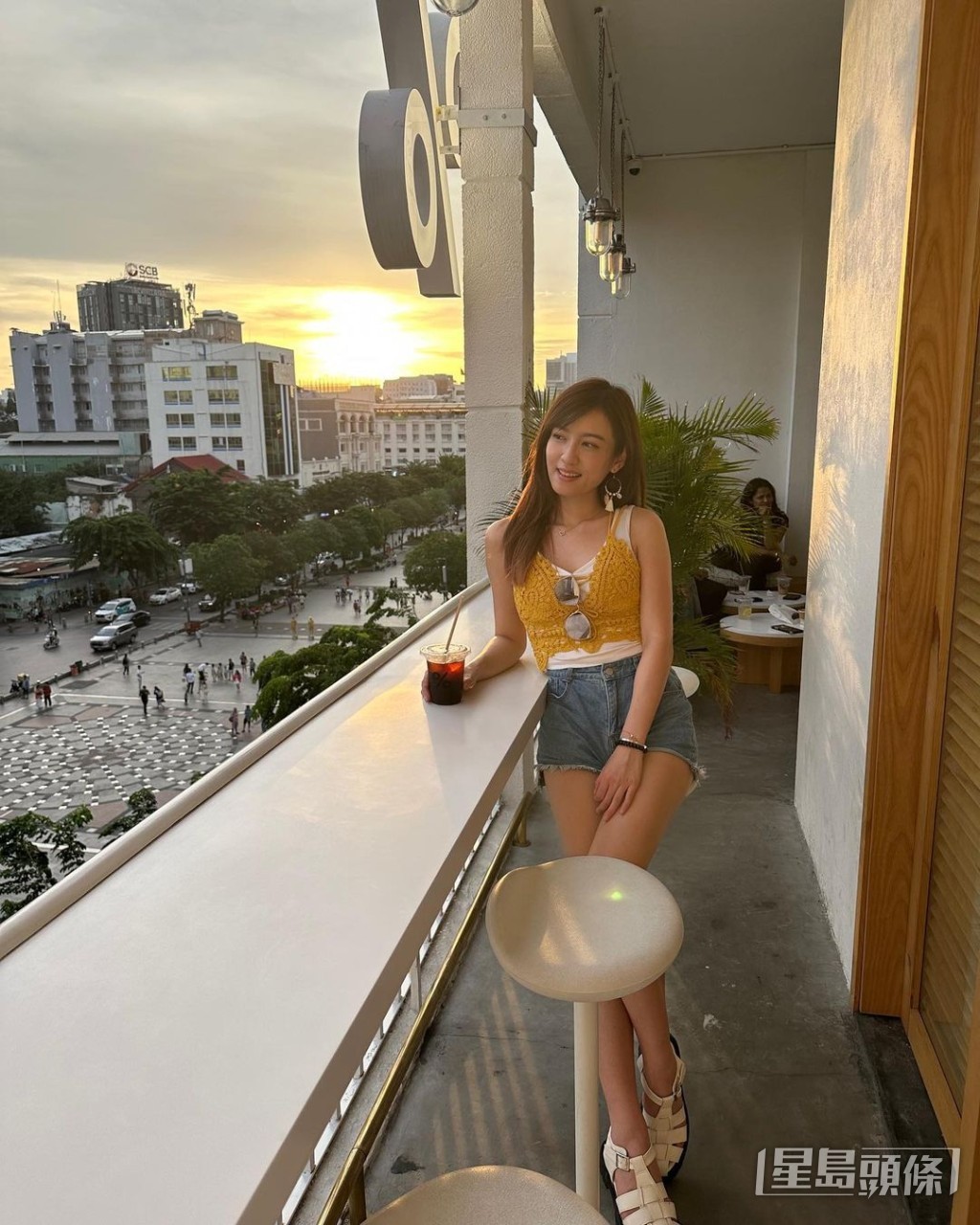 陳嘉倩休閒歎咖啡。