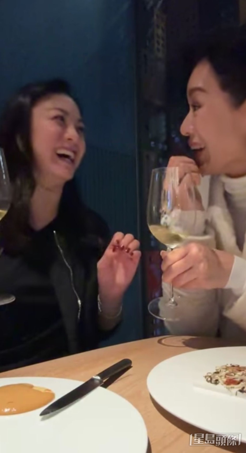 廖碧兒（左）即認已獲Bob介紹男仔，胡杏兒聽到即開心到好似自己中獎咁！