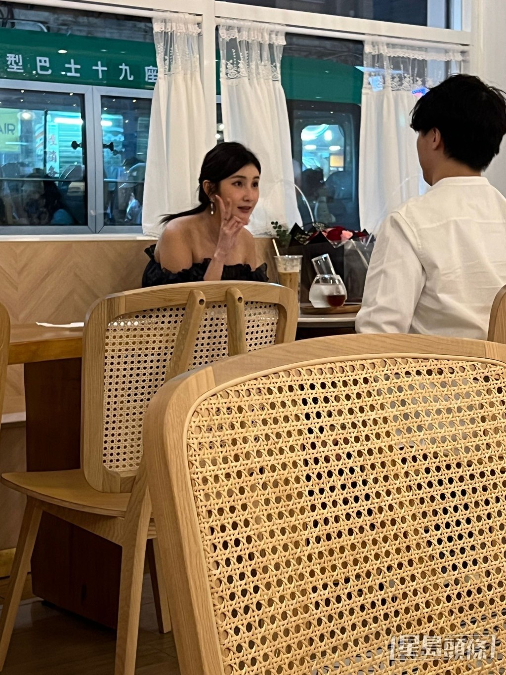 Shirley對住斯文男舉起V字加甜笑,引死人咩!?