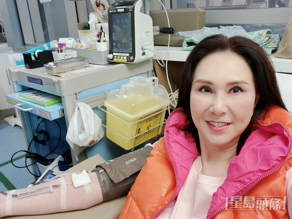 寇鴻萍日前大晒捐血照。