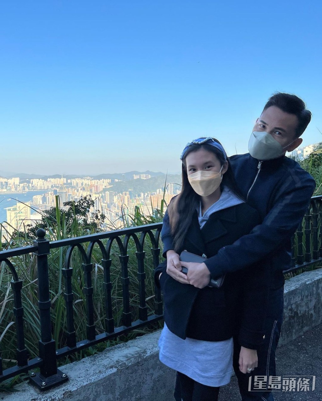 林天若陪爸爸林文龍做運動。