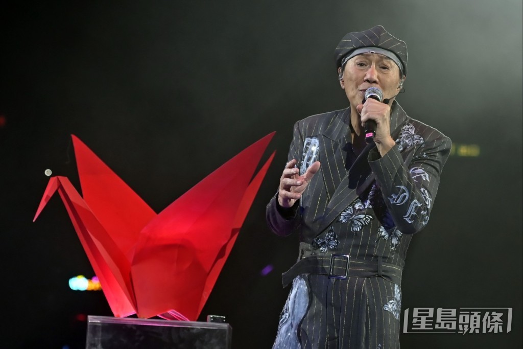 Sam憶起故人,一臉神傷。