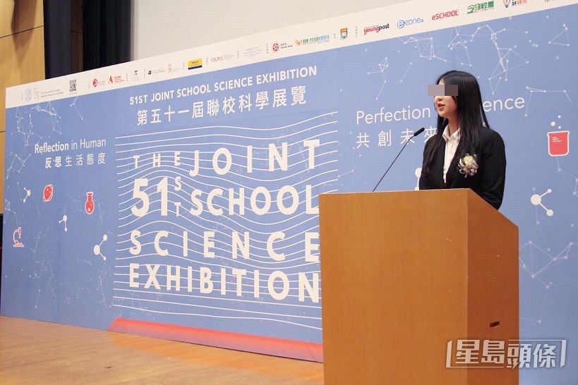 網民對於Zenobia的自爆反應兩極，有網民批評她明知「火博士」有女友仍介入他人戀情，行為不當。