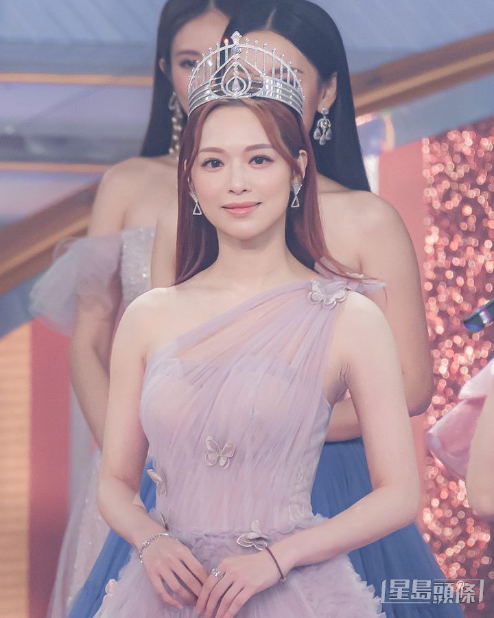 《2016年度香港小姐竞选》冠军冯盈盈美貌遗传自靓妈。
