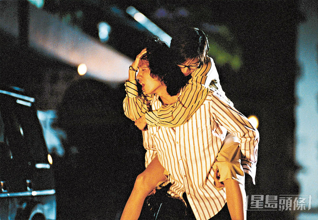 黄子华2001年与梅艳芳拍《男歌女唱》。