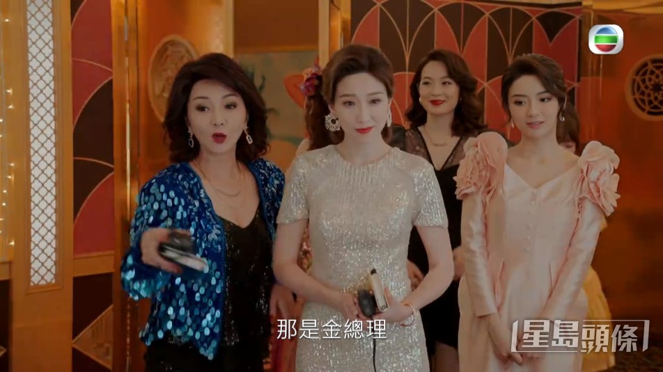 最後以一襲銀色Bling Bling長旗袍Look登場。
