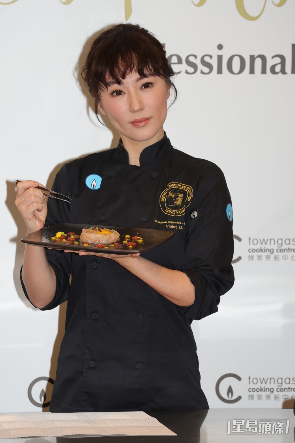 心悠被問到新婚生活時,她表示上個月剛完成烹飪課程,一直在家狂練廚藝,就像家庭煮婦一樣。