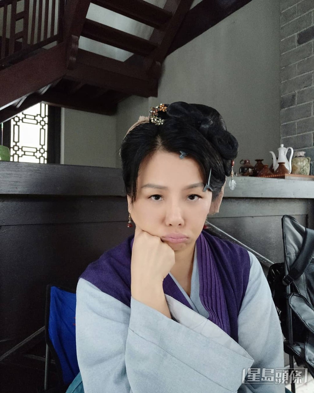 現年54歲的黃梓瑋自1996年加入TVB，目前是基本藝人合約女藝人，參演過逾百部電視劇，經常飾演師奶角色，被網民封為TVB御用師奶。