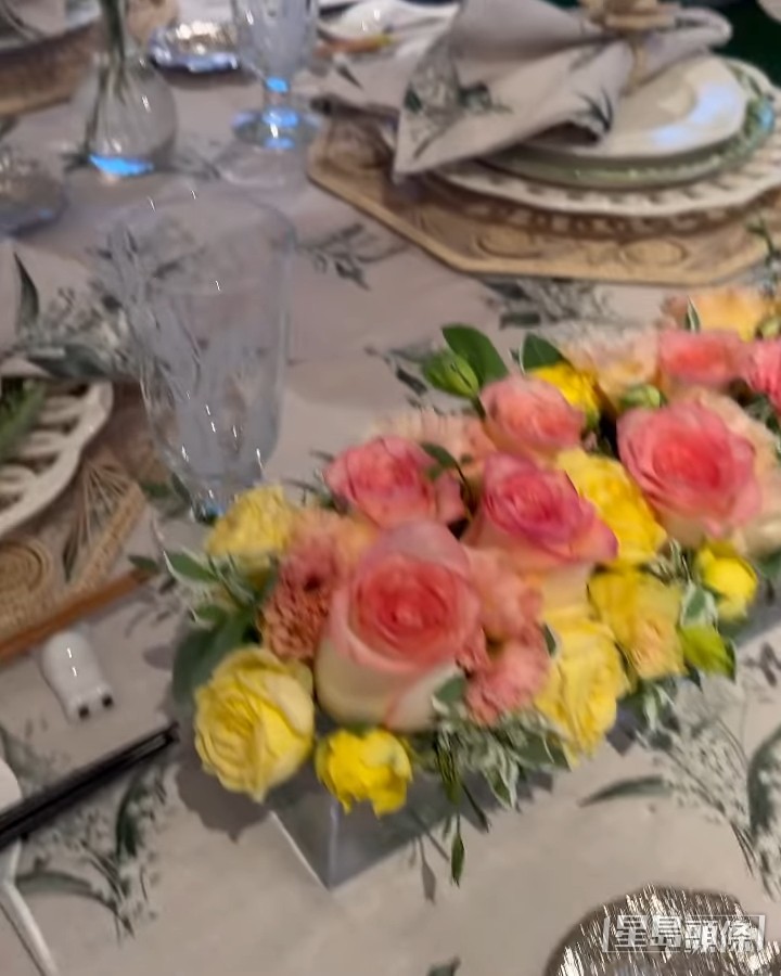 擺滿不少鮮花!