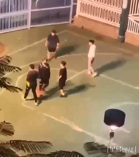 近日姜濤(左二)更疑似被網民拍到到街場打籃球。