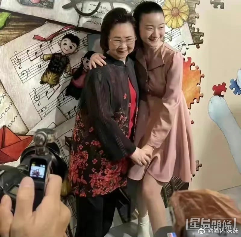 同場有瓊瑤的藝術家孫女陳可嘉,她以一身粉紅色連身裙亮相,更搞笑地大騷白滑美腿成為焦點,網民大讚她遺傳了奶奶的書卷氣質。(微博圖片)