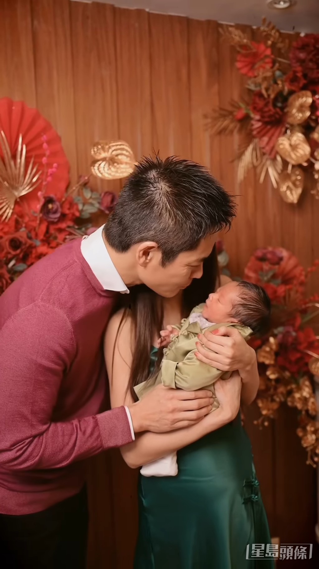 鄭嘉穎嘟嘴錫孻仔Carlos,父愛滿瀉。
