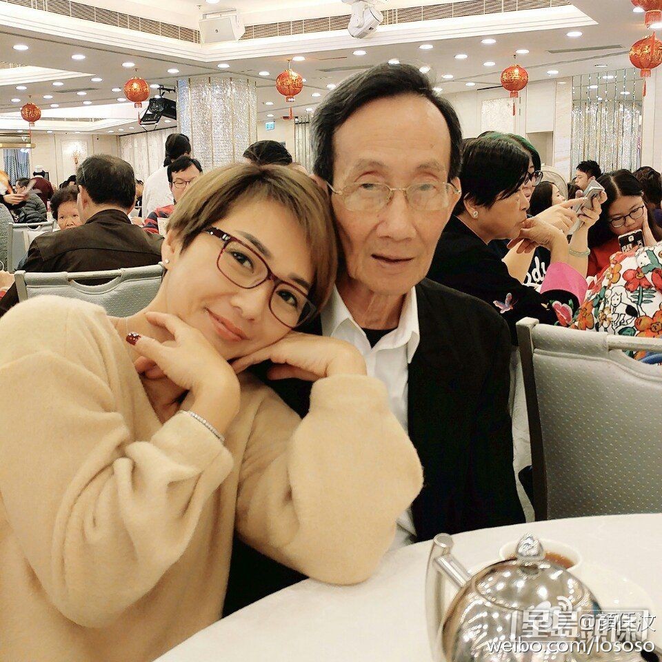 当年为咗支付患癌爸爸的医药费,颜仟汶加入脱星行列。