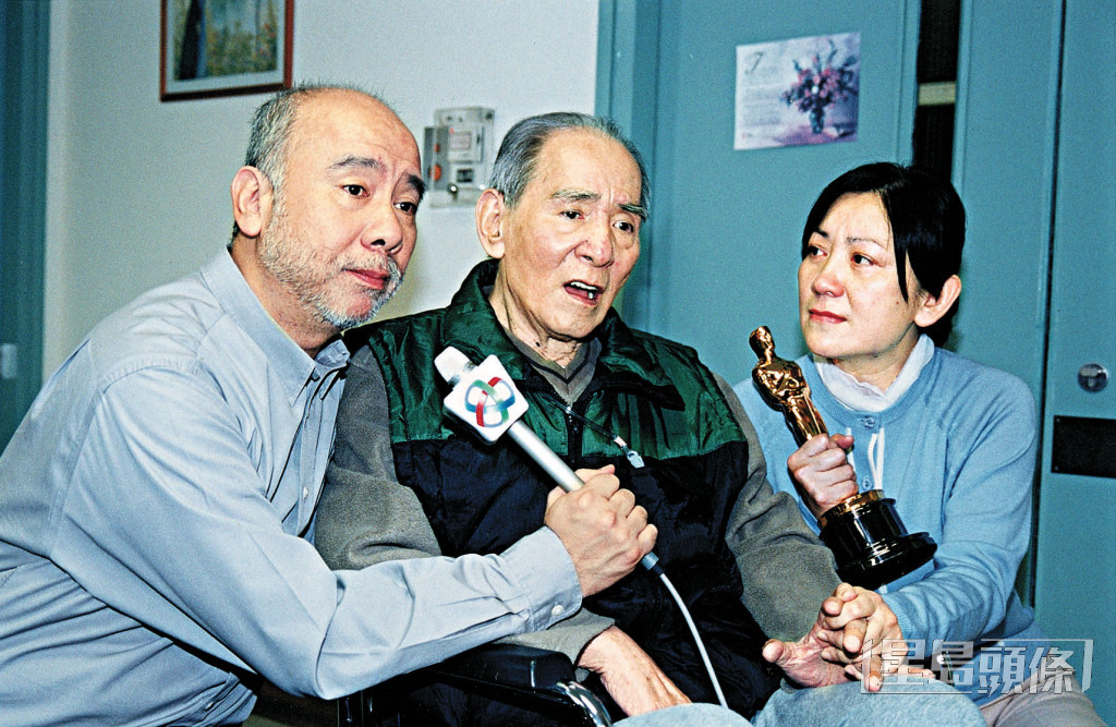 鲍德熹2001年带着奥斯卡奖座，与家姐鲍起静一同到医院探望父亲鲍方。