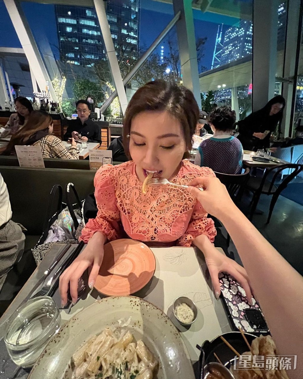 這張男友視角餵食圖，同樣是陳曉華。