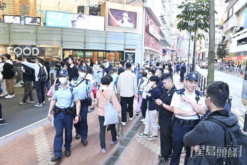 ITZY现身吸引粉丝MIDZY逼爆商场。