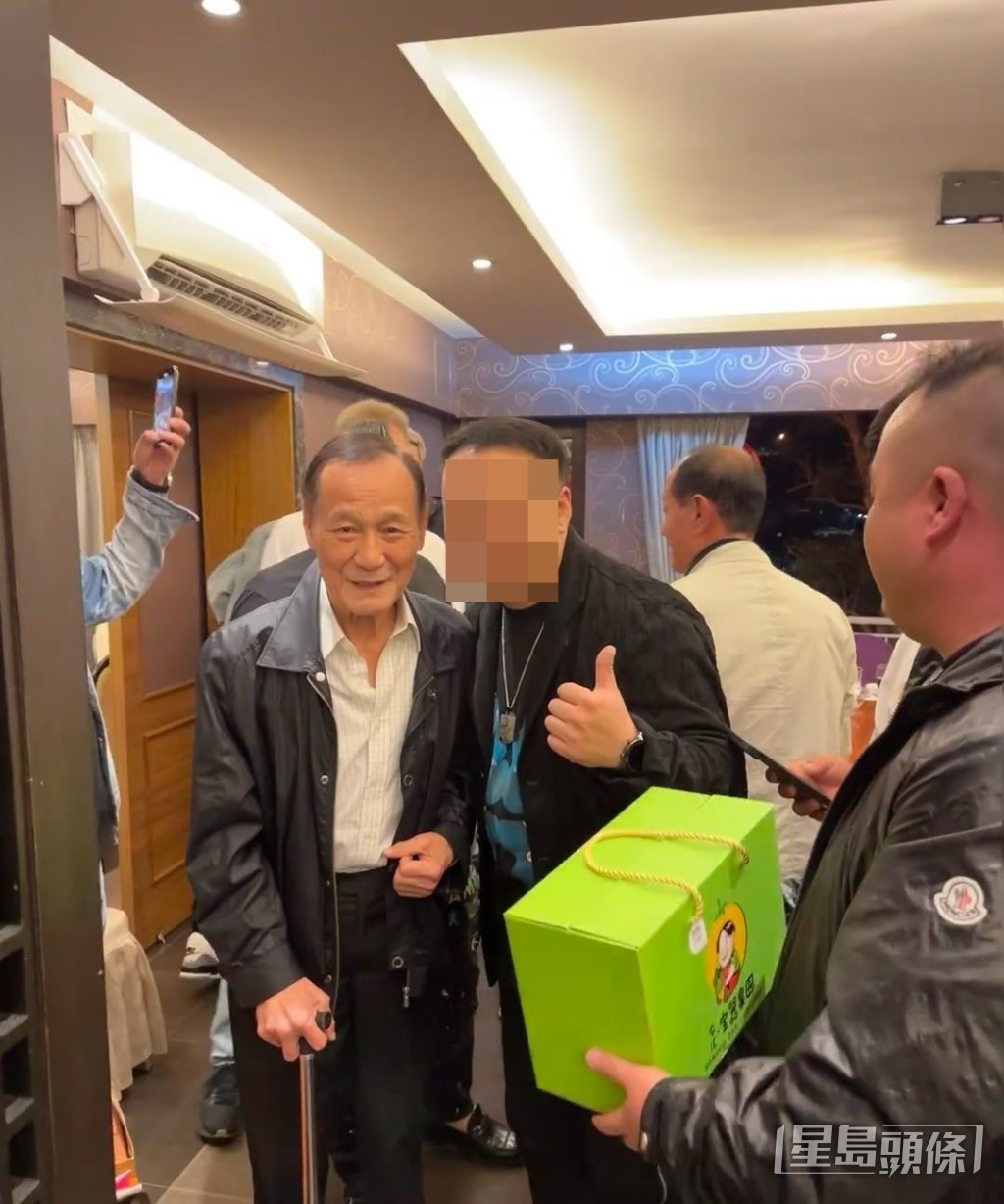 陈惠敏的近照于网上流出,网民见到其左手手势不自然,纷纷担心他的健康状况。