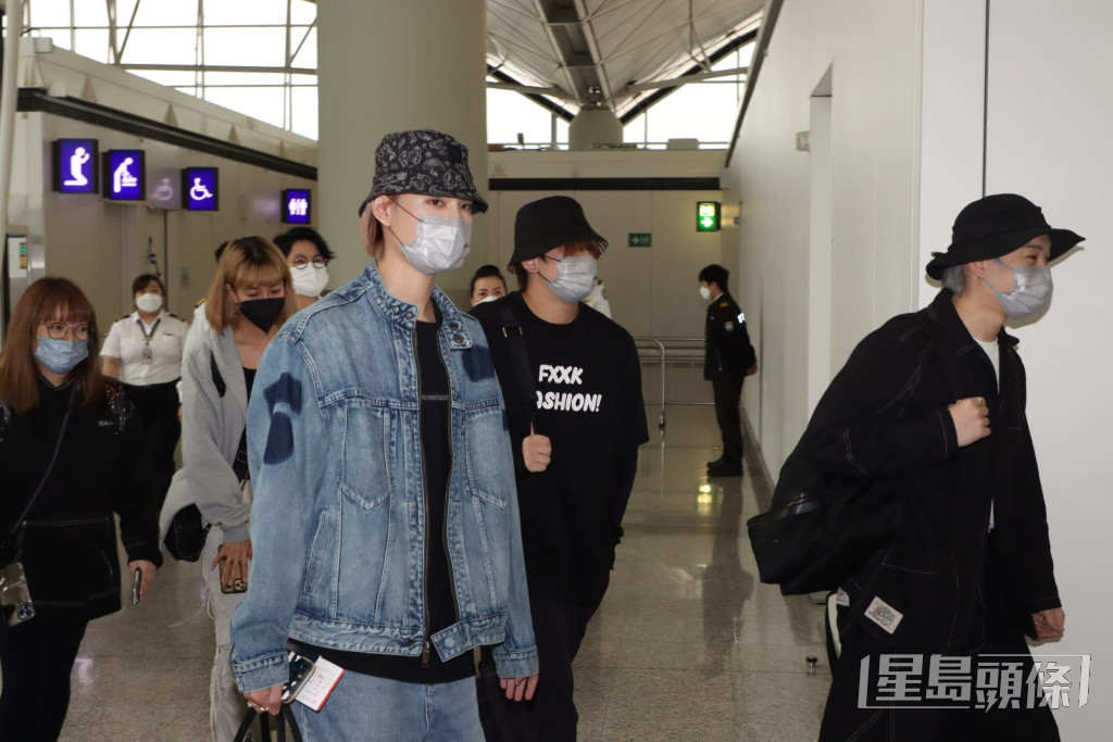 姜涛穿上胸前印有“FXXK Fashion” 字款的黑色长袖卫衣加黑帽现身。