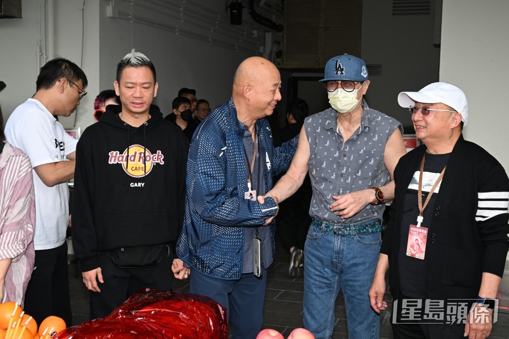 开骚前进行拜神仪式。