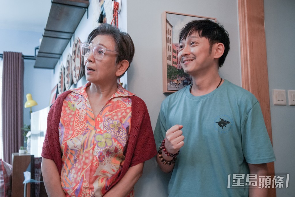 鄧智堅在《下流上車族》與鮑起靜有不少對手戲,原來兩人早年已經合作過。