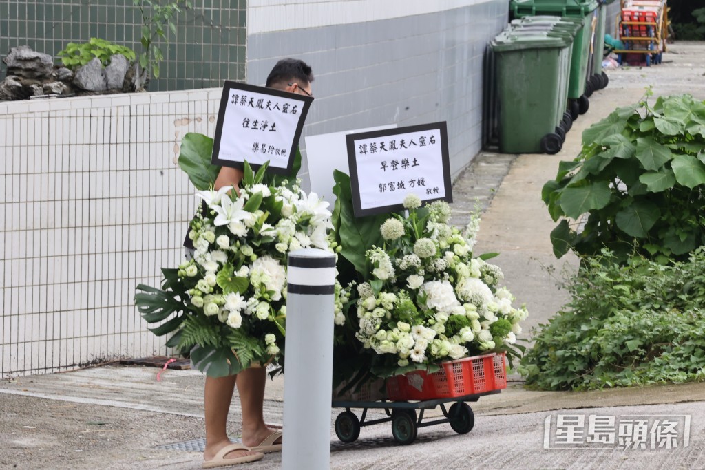郭富城与太太方媛、乐易玲亦送上花牌致意。