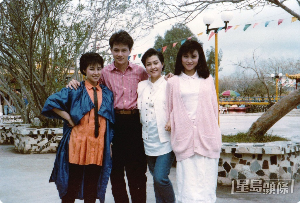 曾經與張兆輝、胡美儀(右2)及陳敏兒(右1)拍劇集《黃金十年》。