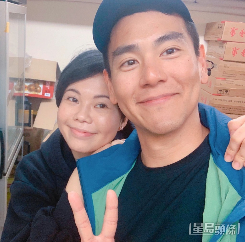 台湾男神彭于晏原来最近亦有香港！深水埗著名猪润面店老板昨午贴出与彭于晏的头贴头自拍照。