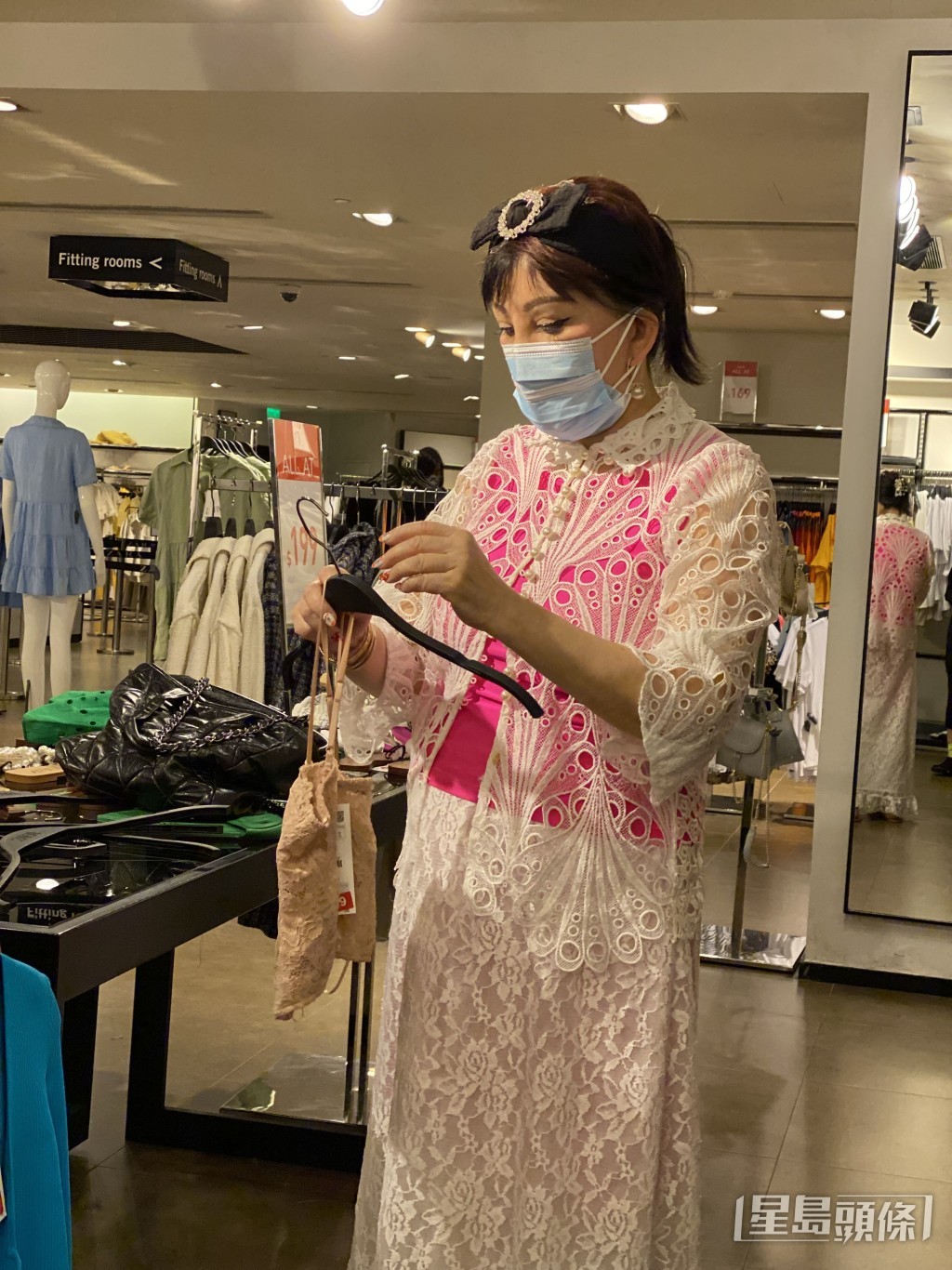 愛性感打扮嘅花姨，對小背心愛不釋手。