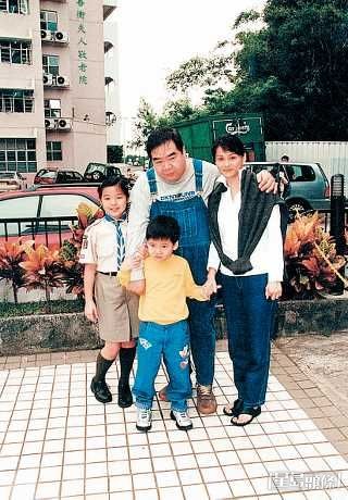 鄭則仕與太太林燕明育有一子一女。