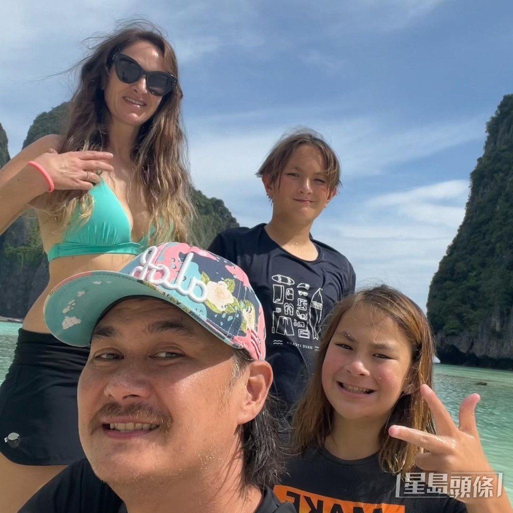 許懷欣希望兩子可以跟許冠英一起玩,可以對方已離世。