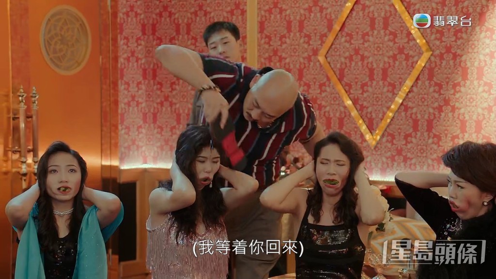 李嘉飾演的「鷹哥」卻在另一間房鬧事,逼舞小姐閒臭鞋,更皮鞋狂摑她們。
